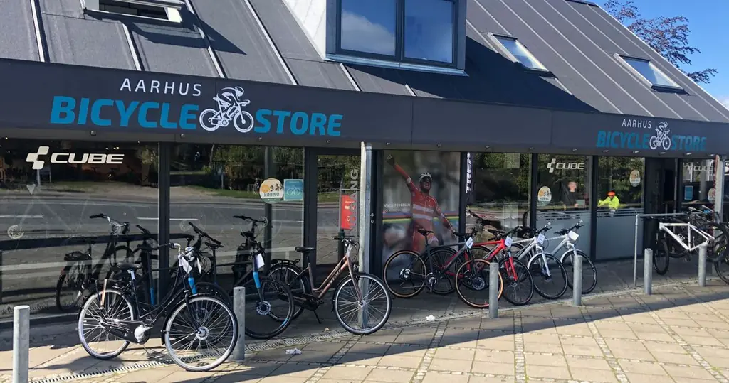 Facaden på Aarhus Bicycle Store, Oddervej 174 i Højbjerg, med cykler stillet op foran butikken